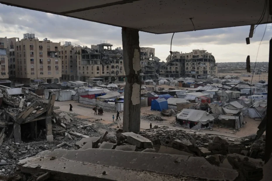 Lo Chef Humanitaire dell'ONU evoca «un compito enorme» 3 1444x920 a tent camp for displaced palestinians sits adjacent to destroyed homes and buildings in kh