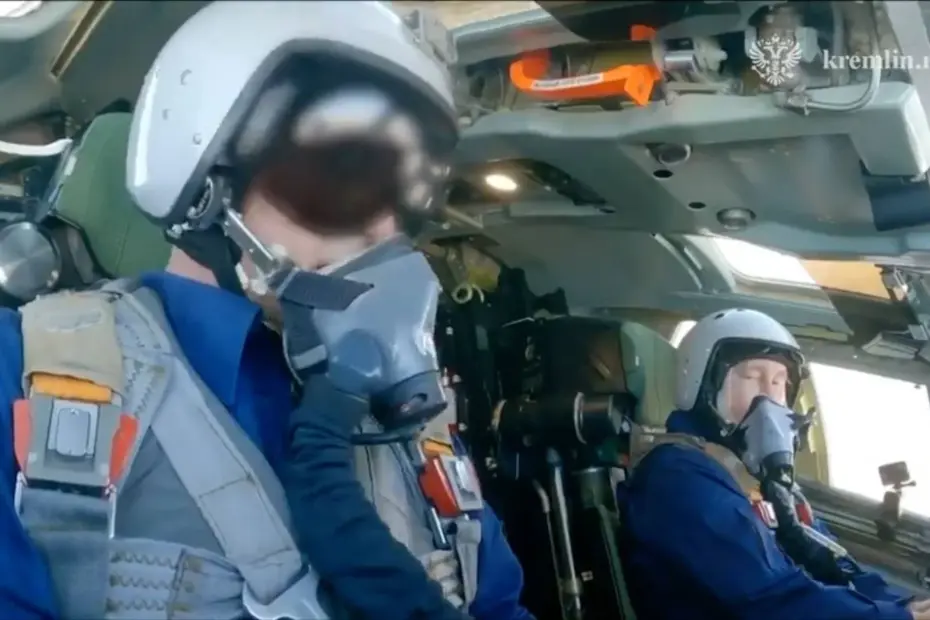 Cos'è il «Kh-BD», il nuovo missile da crociera russo di quasi un chilometro per raggiungere Parigi? 3 1444x920 image released by kremlin shows russian president vladimir putin right flew on a modernised