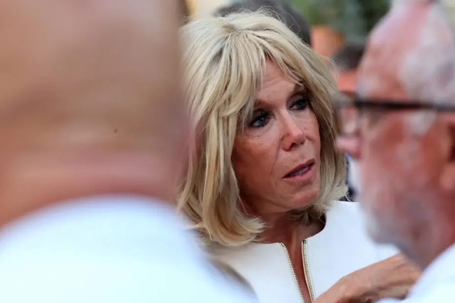Attività criminali informatiche di Brigitte Macron: «Satira», «Lo Spirito di Charlie», «Informatore», accuse della difesa 3 1761617096 1444x920 brigitte macron french first lady brigitte macron looks on during a ceremony marking the 81