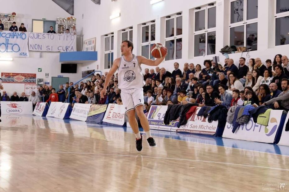 SERIE B Interregionale NUOVO BASKET AQUILANO una fase di gioco al PalaAngeli 2