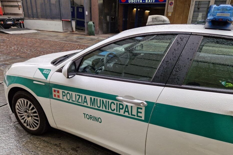 Passante e polizia locale intervengono 3 polizia municipale torino qp
