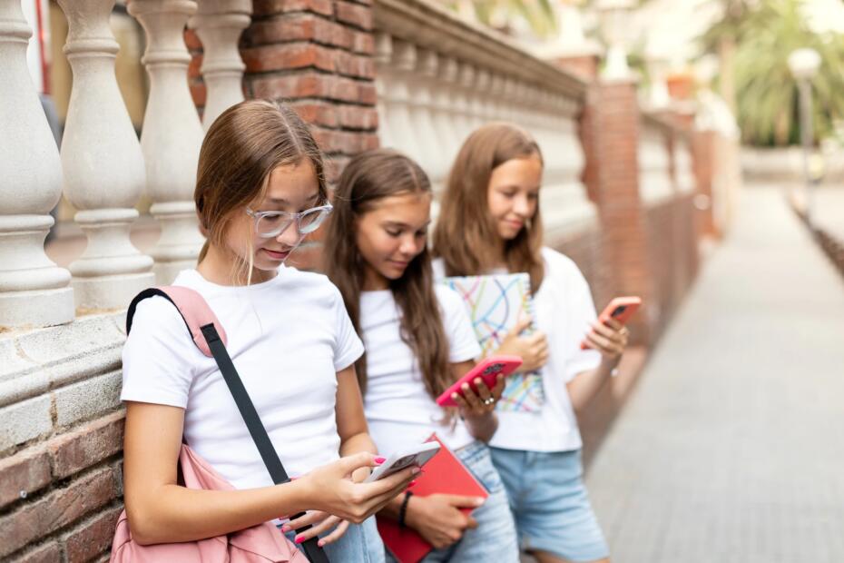 Lettura, memoria e vocabolario: l'impatto dei social sui preadolescenti 2 ragazze con smartphone orig