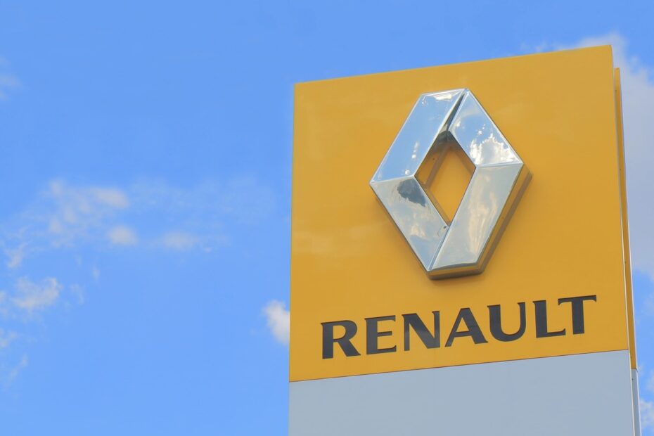Renault: 44% Vendite Auto Elettrificate 3 renault cover