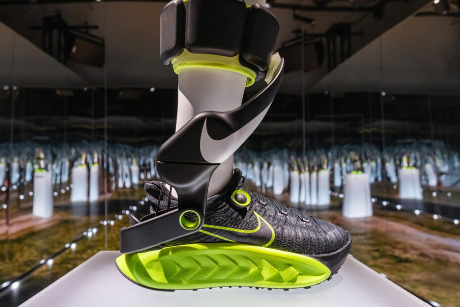 Nike: Scarpe robotizzate con batteria ricaricabile 3 social 32200f cove rproject amplify 1 copia